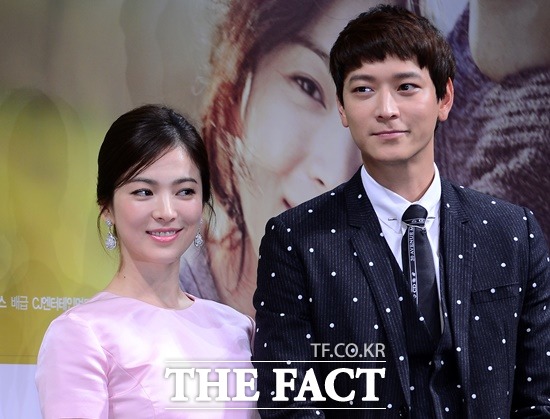 영화 두근두근 내 인생에서 부부로 호흡을 맞춘 송혜교(왼쪽)와 강동원./김슬기 기자