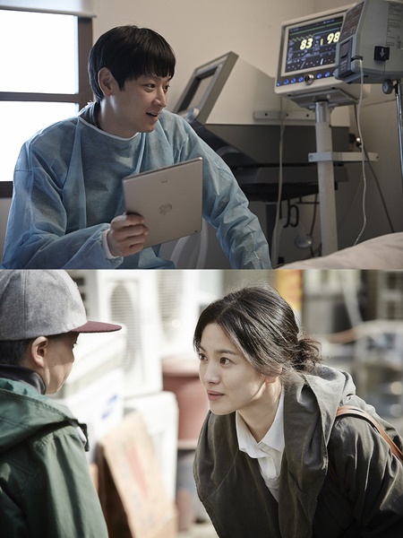 조로증에 걸린 아들을 둔 엄마 미라로 분한 송혜교는 강동원과 부부로 호흡을 맞췄다./CJ엔터테인먼트 제공