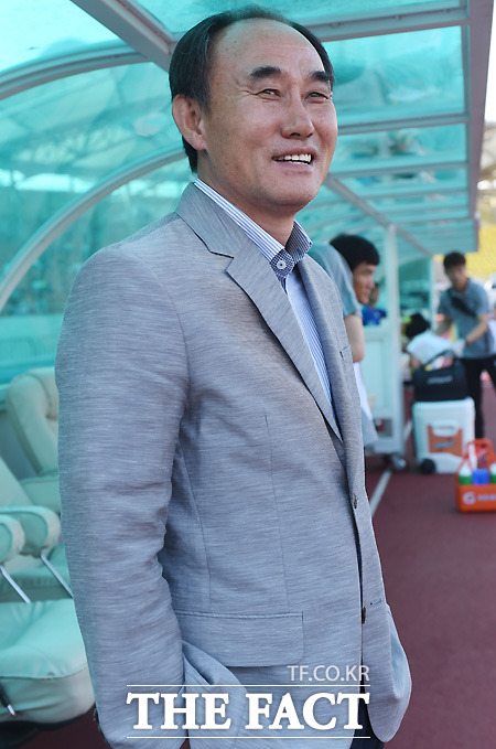 김학범 성남 FC 감독이 6일 성남시 탄천종합운동장에서 열린 K리그 클래식 인천과 홈 경기 직전 그라운드를 바라보고 있다. / 성남 탄천종합운동장 = 최용민 기자