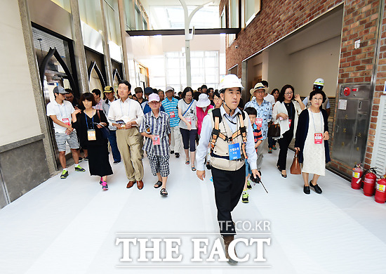 제2롯데월드타워 프리오픈에 참가한 시민들이 본격적인 투어를 위해 에비뉴엘동으로 이동하고 있다. / 배정한 기자