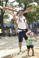 [TF포토] '태어나서 처음 해 보는 윷놀이'