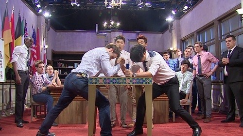 JTBC 비정상회담 성시경과 기욤 페트리가 팔씨름 대결을 펼친다. / JTBC 제공