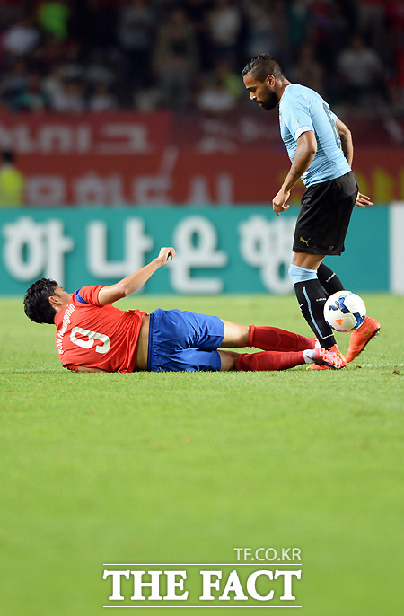 한국이 8일 우루과이와 친선경기에서 후반 23분 호세 히메네스에게 헤딩골을 허용했다. / 고양종합운동장 = 이효균 기자