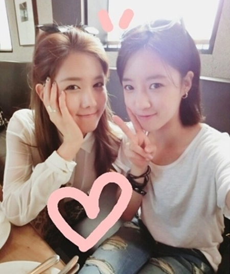 신곡 슈가프리로 컴백한 걸그룹 티아라의 멤버 은정이 걸그룹 스피카의 멤버 양지원과의 친분을 과시했다./은정 인스타그램