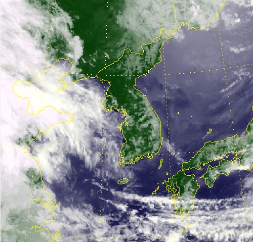 실시간 위성사진으로 본 전국 날씨는 대체로 맑겠으나 오후 늦게부터 흐려질 전망이다. /기상청 제공
