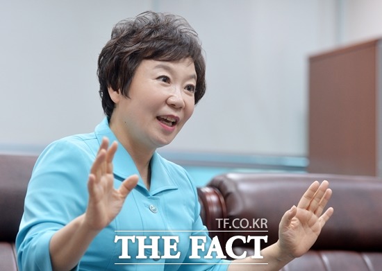 정 의원은 지역의 숙원 사업인 수원 비행장 이전을 임기 내 추진하겠다고 밝혔다.