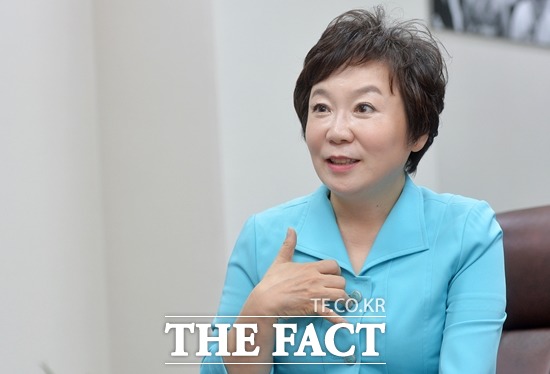 새누리당 정미경 의원이 추석 연휴를 앞둔 지난 5일 서울 여의도 국회 집무실에서 열린 더팩트와 인터뷰에서 살리는 정치를 해야 한다고 강조했다. /국회=문병희 기자