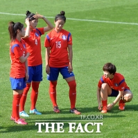[TF사진관] 여자 축구 대표팀, '카메라 앞에서는 천상 여자'