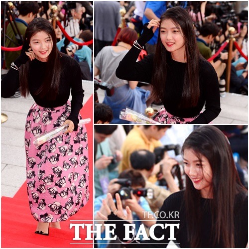 김유정은 꽃무늬가 가득 그려진 핑크 롱스커트로 아담한 키를 커버하고 어린 나이 특유의 펑기함을 살렸다. / 남윤호 기자