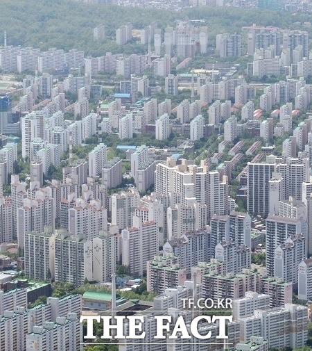 9.1 부동산 대책으로 재건축 연한이 최장 40년에서 30년으로 단축하면서 준공된 지 30년 이상 된 오래된 아파트가 일반 거래시장은 물론 경매시장에서도 인기를 끌고 있는 것으로 나타났다. / 더팩트 DB