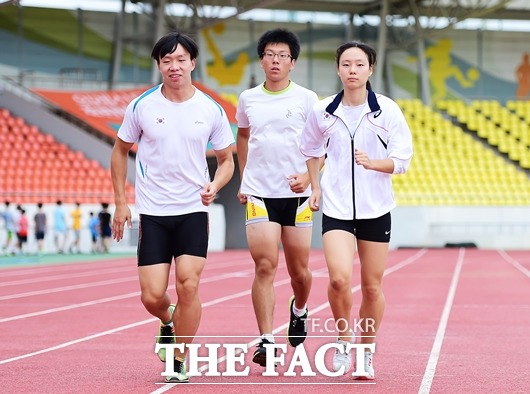 김민지(맨 오른쪽)이 남자 훈련 파트너와 몸을 풀고 있다.