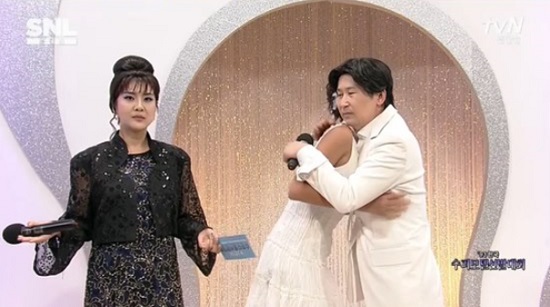 SNL 코리아 홍진경이 신동엽을 당혹스럽게 만들었다. /tvN SNL 코리아 방송 캡처