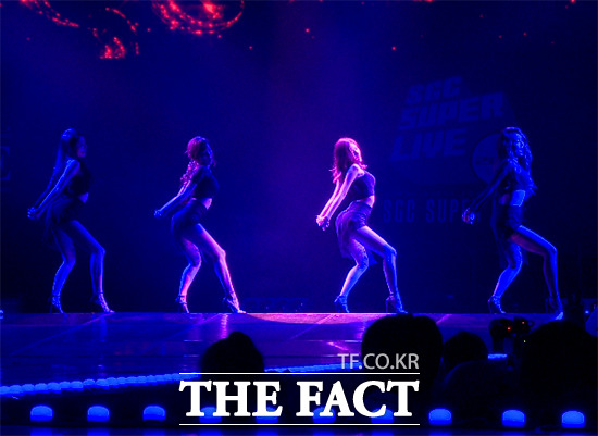 걸그룹 스텔라가 13일 오후 경기 고양시 일산 킨텍스에서 열린 2014 SGC 슈퍼 라이브 인 서울 행사에서 화제곡 마리오네트 무대를 펼치고 있다./사진=해당 영상 캡처