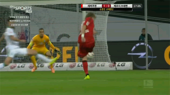 전반 17분 틴 예드바이의 선제골로 달아난 레버쿠젠이 전반 종료 직전 브레멘에 역습을 허용해 1-1로 전반전을 마쳤다. / 스카이스포츠 캡처