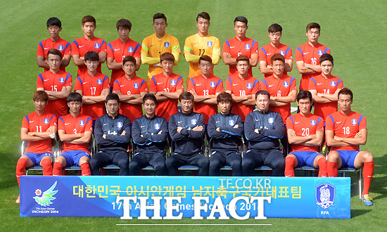 김신욱이 14일 열리는 말레이시아전에 원톱으로 출격한다. 인천 아시아경기대회 남자 축구 대표팀이 지난 11일 오전 경기도 파주 NFC에서 열린 포토데이에서 포즈를 취하고 있다. / 파주 NFC = 문병희 기자