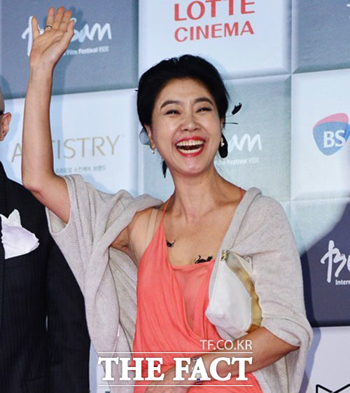 김부선 주민 폭행 소식이 주목을 받았다./더팩트 DB