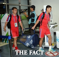 [TF포토] 중국전 앞두고 경기장 도착한 북한 축구 대표팀