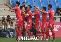 [TF포토] 심현진 첫골 '기뻐하는 북한 선수들'