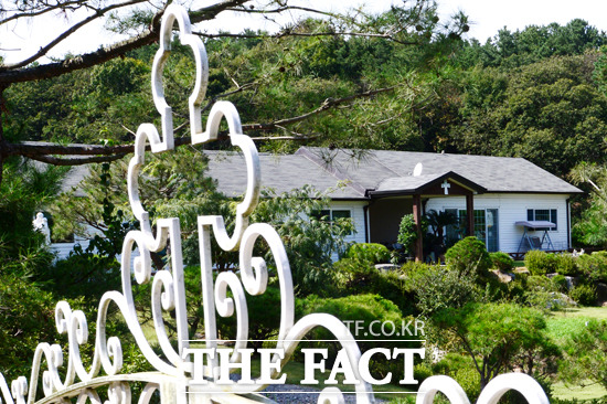 개발제한구역 내 불법 건축물 설치 등으로 고발된 보아 소유의 남양주 집은 아름다운 저택이었다. / 남양주=남윤호 기자