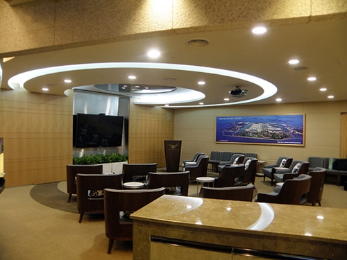 국회의원은 공항공사의 사규인 귀빈실 운영규정에 따라 공항 내 귀빈실을 이용할 수 있다. 이 곳에서는 항공권 발권을 대신해 주고, 보안 검색이 약식으로 치뤄지는 등 간편한 출입국 수속이 가능한 의전서비스가 제공된다. 인천국제공항 귀빈실 내부. /인천국제공항공사 제공