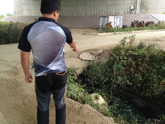 주민 한명이 화성 연쇄살인 2차 사건 피해자의 알몸 시체가 발견된 화성시 태안읍 진안리(현 진안동)의 농수로 입구를 알려주고 있다./화성=황신섭기자