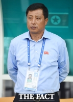 [TF포토] 그라운드 주시하는 北 여자축구 김광민 감독