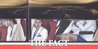 [TF포토] '뚫어지게 창밖 바라보는 북한 선수'