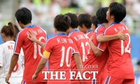 [TF포토] 기쁨 나누는 북한 여자 축구 대표팀