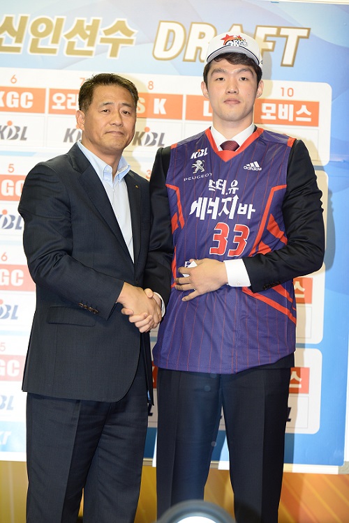 고양 오리온스가 17일 열린 국내 신인 선수 드래프트에서 이승현(오른쪽)을 지명했다. / KBL 제공