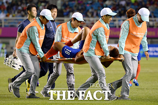 김신욱이 17일 열린 사우디전에서 전반 18분 들것에 실려 이동하고 있다. / 안산와스타디움 = 임영무 기자