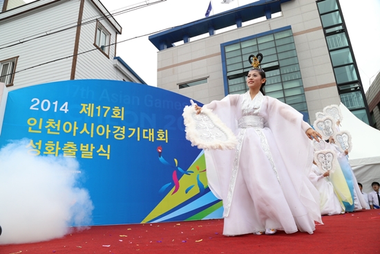 서울 지역 봉송을 끝낸 성화가 17일 아시아경기대회 개최지 인천에 안치됐다. / 2014 인천아시아경기대회조직위원회 제공