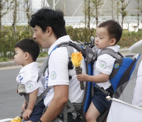 송일국 삼둥이 성화 봉송에 인천 시민이 열렬한 응원을 보냈다. / 2014 인천아시아경기대회 트위터 캡처