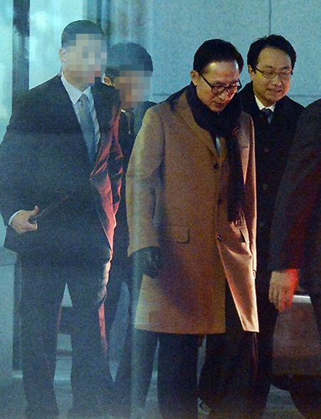 지난해 2월 청와대를 떠나 시민으로 돌아온 그는 서울 강남구 대치동에 마련한 개인 사무실로 출퇴근을 하고 있다. 퇴근하는 이 전 대통령 곁에는 이명박 그림자로 알려진 임재현 비서관이 동행했다./더팩트DB
