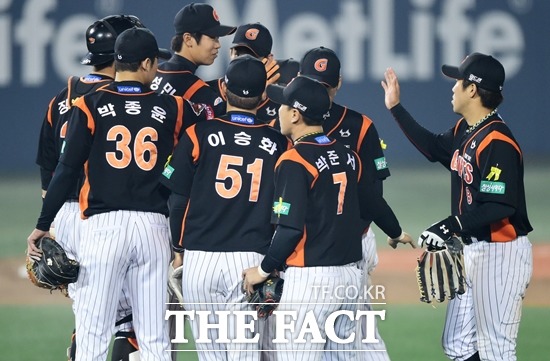 롯데가 19일 2015년 신인 선수 계약을 완료했다고 밝혔다. 지난 4월 24일 열린 넥센전에 나선 롯데 선수들이 마운드 위로 모였다. /배정한 기자