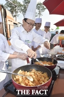 [TF포토] 이동필 장관, '우리 농산물로 만들어요'