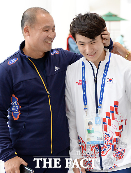 이하성의 아버지 이홍선(왼쪽) 씨가 20일 부상을 딛고 금메달을 딴 아들의 머리를 자랑스럽다는 표정으로 쓰다듬고 있다. /강화고인돌체육관=이효균 기자