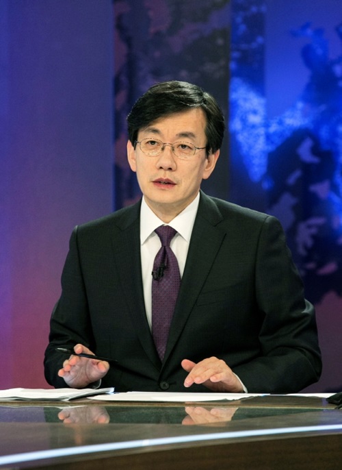 JTBC 뉴스룸 손석희 앵커가 자신에게 쏟아진 시선에 부담감을 표현하고 있다./JTBC 제공