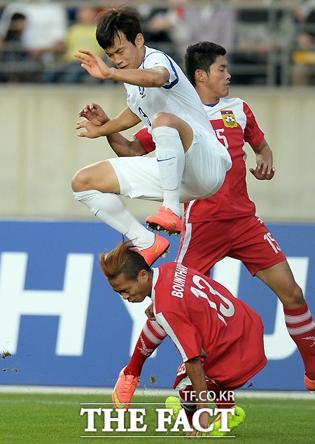 무술 아닙니다- 축구 남자 예선 A조 한국과 라오스와의 경기에서 한국의 김진수가 라오스 수비와 몸싸움을 벌이고 있다./임영무 기자