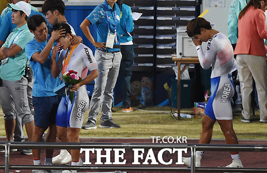 남자 사이클, 대회 3연패 좌절 눈물 바다 - 남자 사이클 단체 추발 결선에서 한국대표팀이 중국에 금메달을 내주며 대회 3연패의 꿈이 좌절됐다. 대표팀은 눈물 바다가 됐다.  /최용민 기자