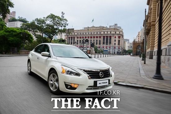 22일 한국닛산이 안전 및 편의 사양 등 상품성을 대폭 강화한 프리미엄 중형 세단 알티마의 2015년형을 출시했다. / 한국닛산 제공
