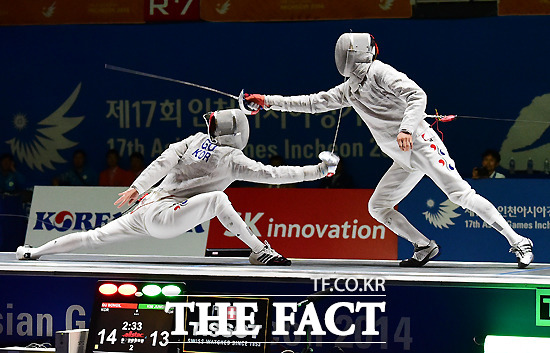 팽팽한 맞대결 -구본길과 김정환의 사브르 개인 결승에서 구본길(왼쪽)이 빠른 속도로 공격을 하고 있다. /배정한 기자