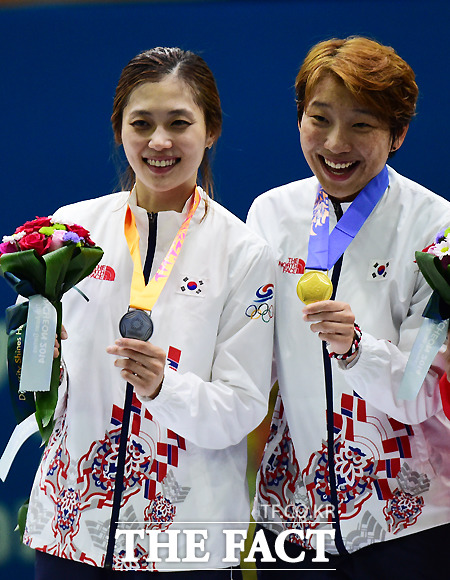 이라진(오른쪽)과 김지연이 20일 여자 사브르에서 금메달과 은메달을 들고 기뻐하고 있다. / 배정한 기자