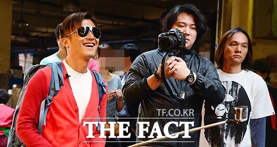 장백지 사정봉(왼쪽) 왕페이 관계가 화제다. 지난 5월 1일 오후 서울 노량진 수산시장을 찾아 자신이 진행을 맡은 절강TV의 십이도봉미(十二道锋味) 촬영을 하고 있는 사정봉. /이새롬 기자