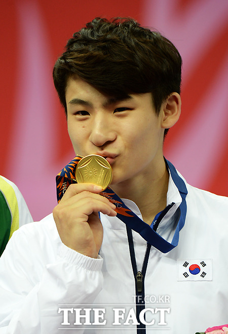 남자 우슈 장권 우승을 차지한 이하성이 시상식에서 금메달에 입을 맞추고 있다. /인천강화고인돌체육관 = 이효균 기자
