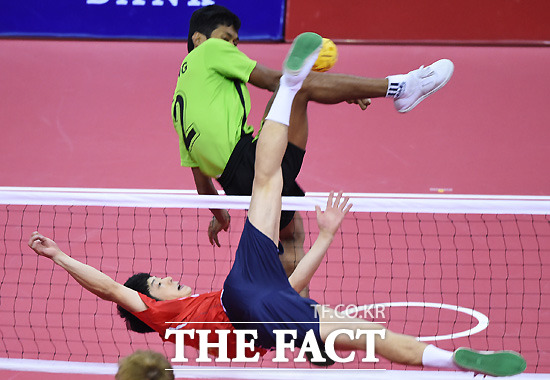 김영만(밑)이 22일 세팍타크로 남자 더블 결승 미얀마와 경기에서 롤링킥을 날리고 있다. / 부천체육관 = 최용민 기자