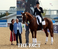 [TF포토] 김승연 회장 내외, '은메달' 셋째 아들과 가족 사진