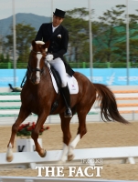 [TF포토] 한화 김승연 회장 삼남 김동선, AG 첫 개인전 은메달