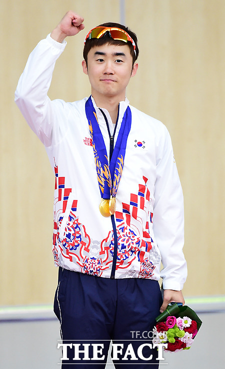 김준호가 24일 사격 남자 25m 속사권총 개인전에서 금메달을 차지한 뒤 환하게 웃고 있다. / 옥련국제사격장 = 배정한 기자