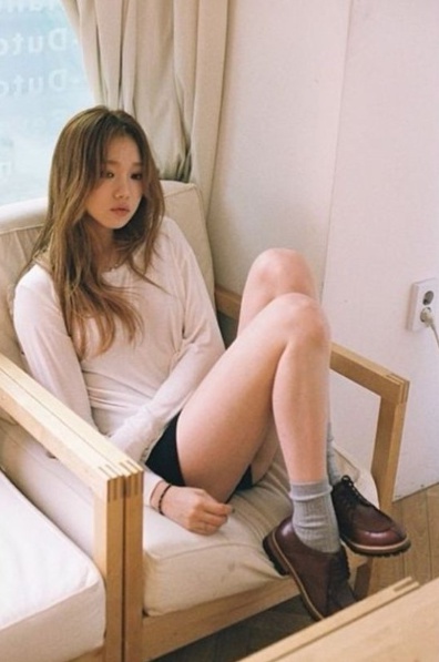 최근 모델 출신 배우 이성경은 자신의 인스타그램에 화보로 추정되는 사진 한 장을 올렸다./이성경 인스타그램