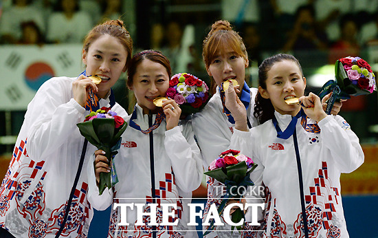 펜싱 여자 플러레 단체전에서 금메달을 획득한 오하나, 김미나, 전희숙, 남현희(왼쪽부터)가 24일 시상대에 올라 금메달을 깨무는 포즈를 취하고 있다. / 고양체육관 = 임영무 기자